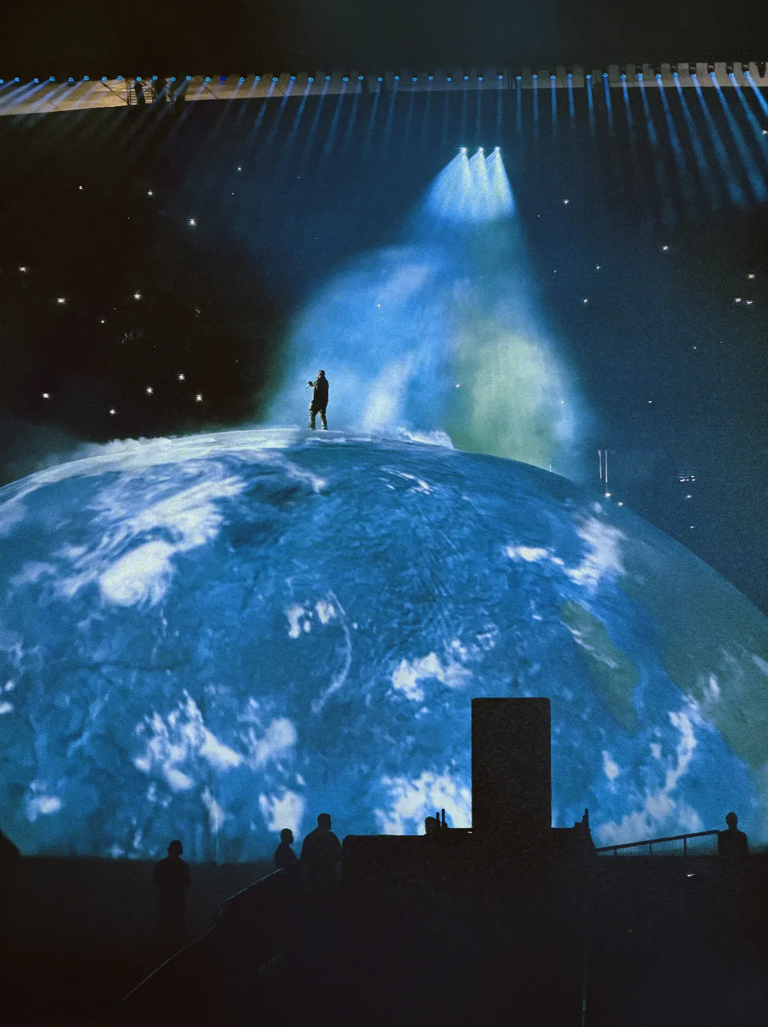 Kanye West, Istanbul, 9